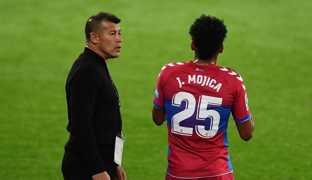 Jorge Almirón pasa su renuncia como entrenador de Elche CF.