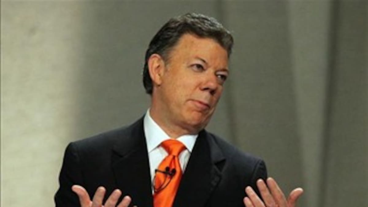 Confío pero no meto las manos al fuego por nadie: Santos sobre las 'chuzadas'