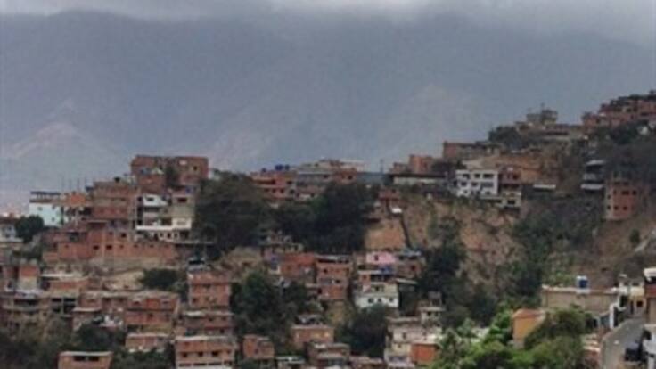 Venezolanos hacen milagros para comer en el barrio más grande de A. Latina