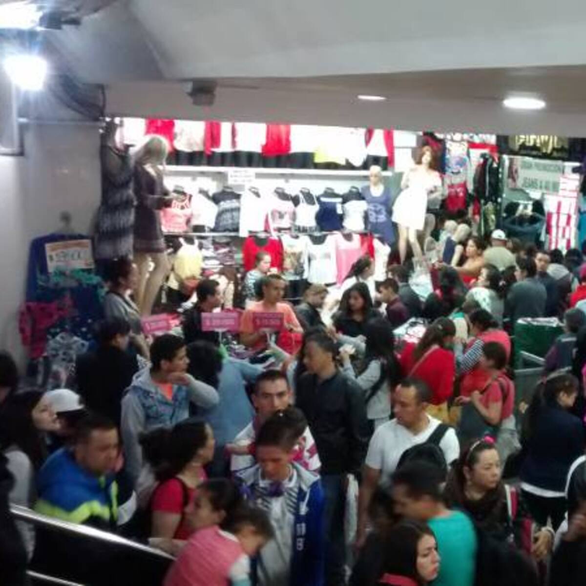 Comerciantes de San Victorino aseguran que con la reforma laboral subiría la ropa un 30%