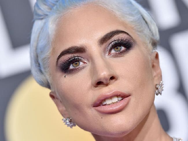 Lady Gaga presume su Golden Globe con esta foto