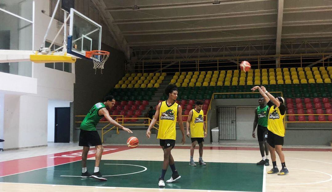 Corsarios de Cartagena entrena a todo vapor en el Bernardo Caraballo