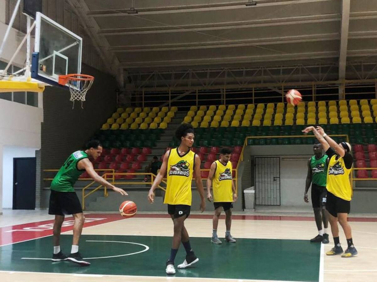 Corsarios de Cartagena entrena a todo vapor en el Bernardo Caraballo