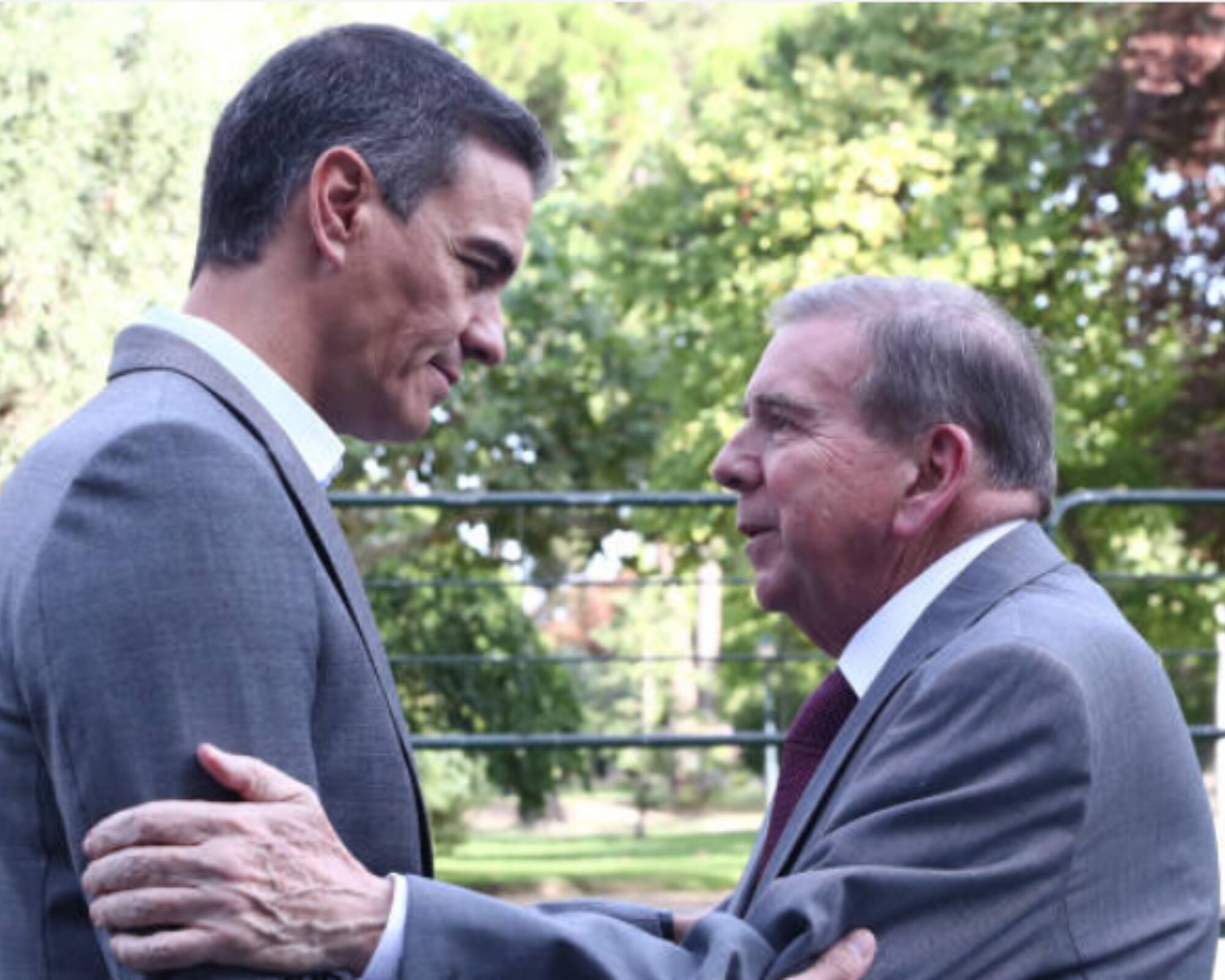 El mandatario español, Pedro Sánchez (i), expresó el respaldo que tiene su gobierno por la causa democrática en Venezuela y la protección de quienes huyen de la persecución como Edmundo González (d).
(Foto: Caracol Radio / Getty )
