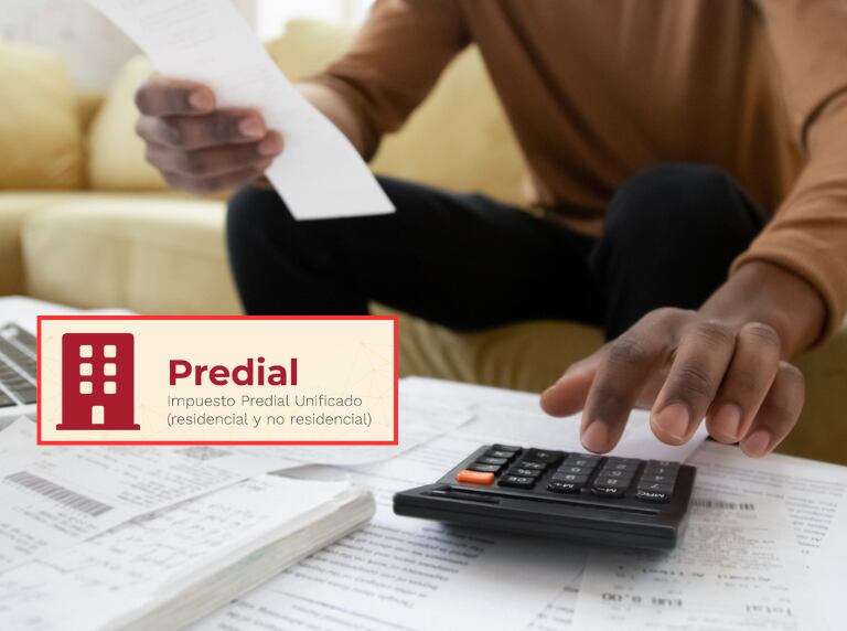 Persona haciendo cuentas con sus recibos para el impuesto / Impuesto predial (Getty Images)