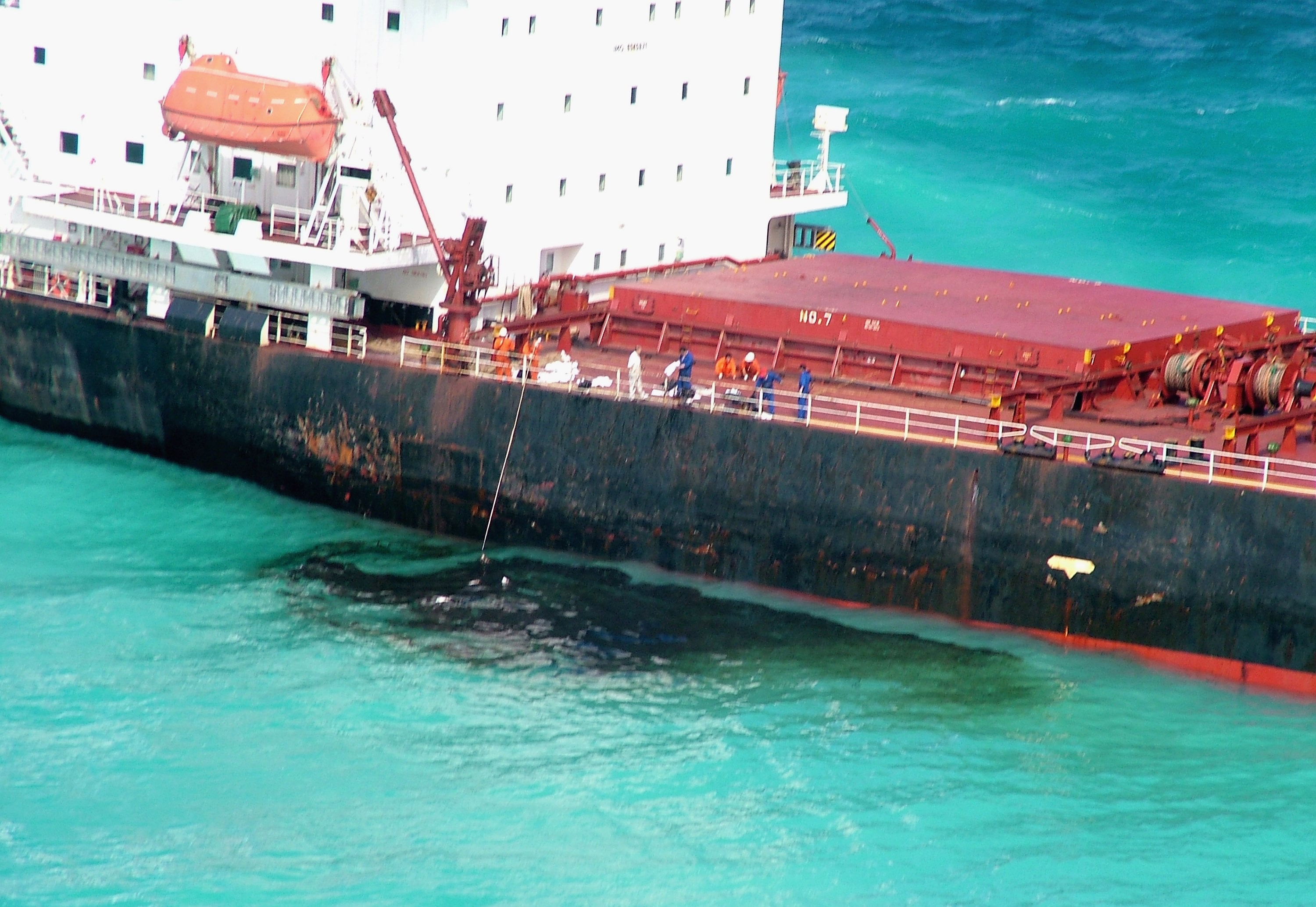 Una marea negra ha cubierto parte de una reserva natural marítima protegida en Omán tras la fuga de crudo de un buque encallado en la región costera.
(Foto:   Maritime Safety Queensland via Getty Images)