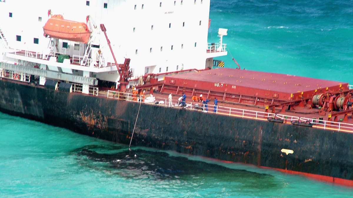 Fuga de petróleo llega a la costa suroeste de Omán