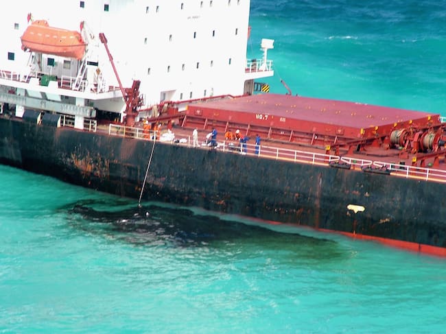 Una marea negra ha cubierto parte de una reserva natural marítima protegida en Omán tras la fuga de crudo de un buque encallado en la región costera.
(Foto: Maritime Safety Queensland via Getty Images)