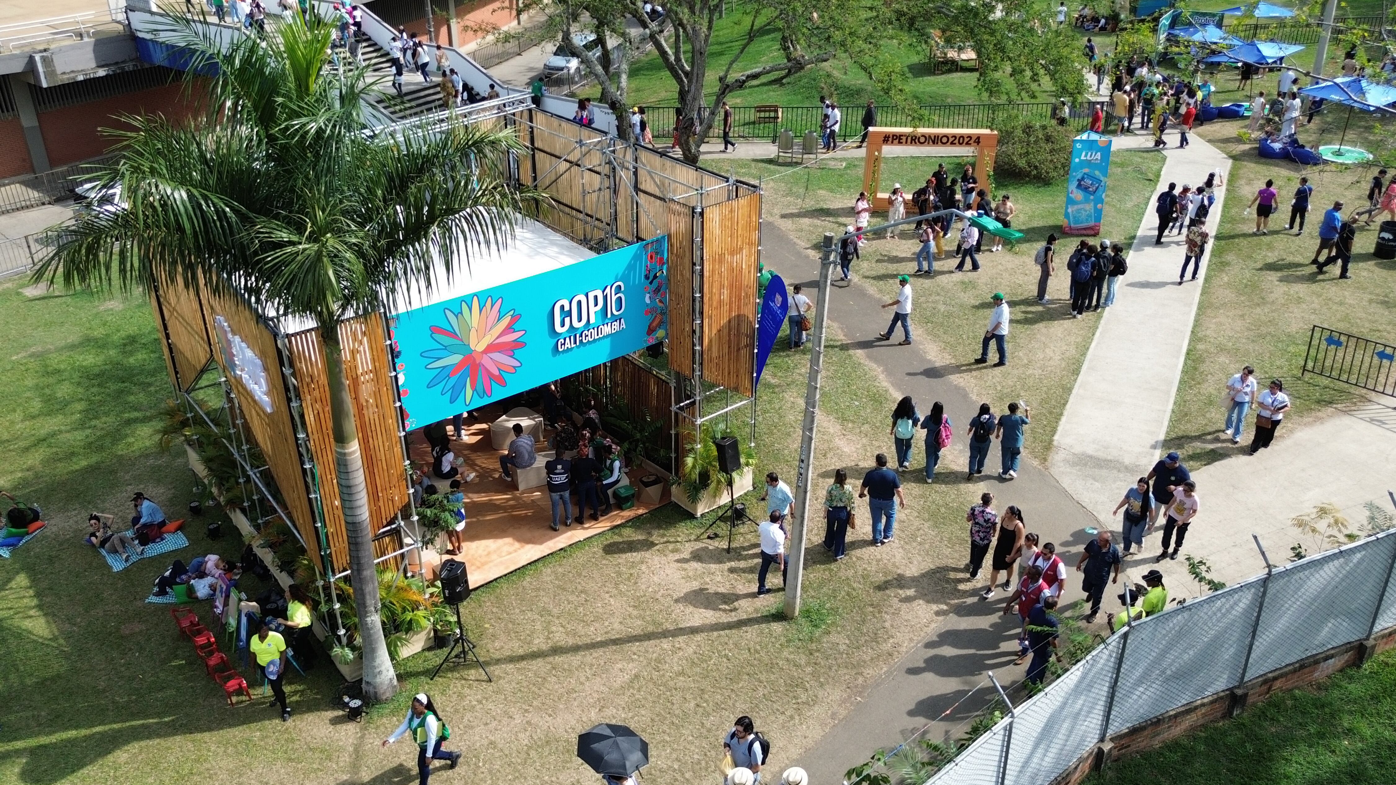El stand de Colombia en la COP16, festival Petronio Álvarez en Cali. (Fotografía de: Sebastian Marmolejo/Long Visual Press/Universal Images Group vía Getty Images)