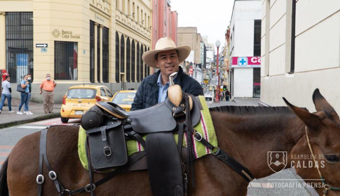 Diputado toma medio de transporte alternativos en el día sin carro y moto en Manizales