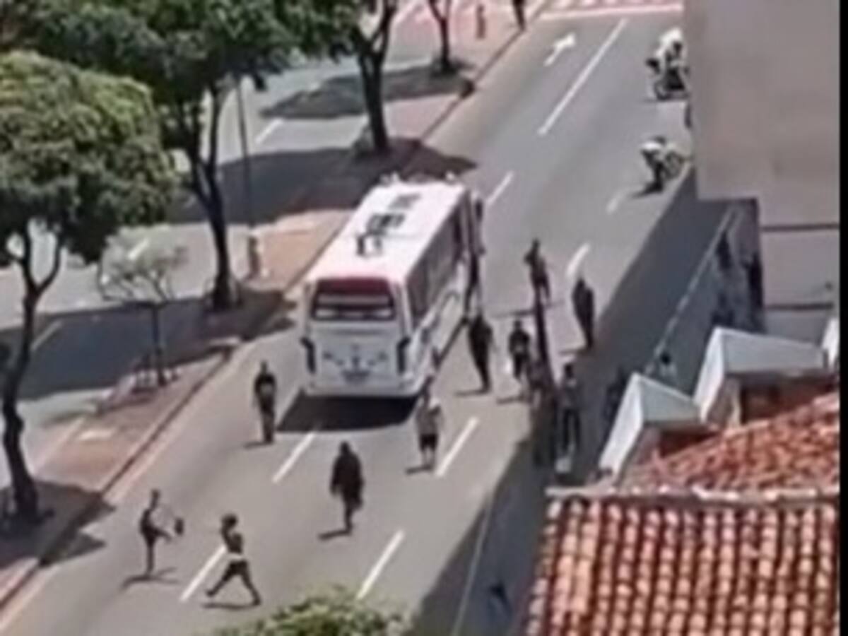Hinchas del Cúcuta Deportivo y Bucaramanga se enfrentaron en plena vía pública