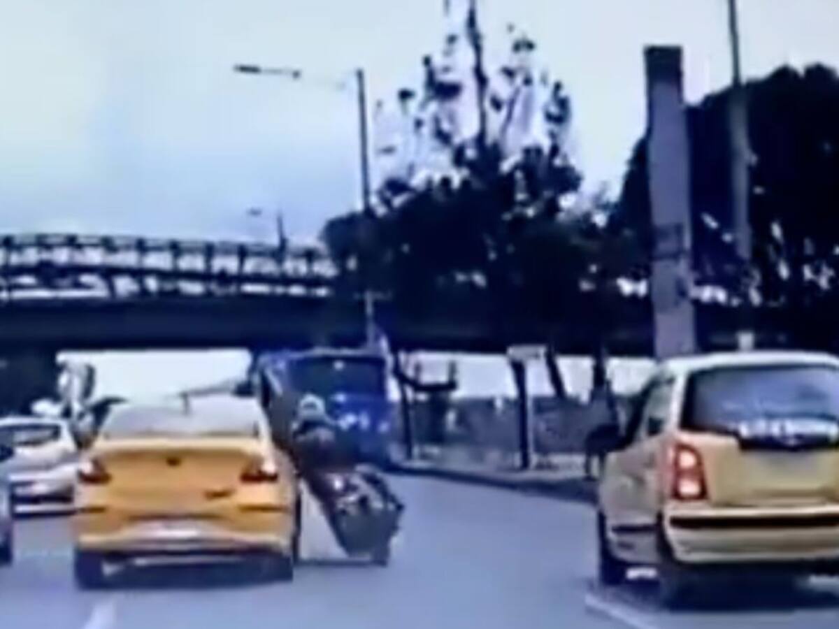 (VIDEO) Taxista atropelló a un motociclista y metros después se volcó