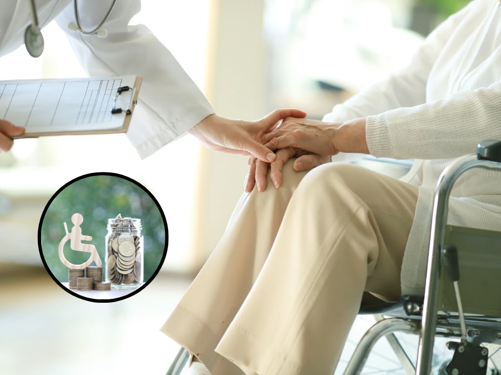 Persona en condición de discapacidad recibiendo el apoyo de un médico y de fondo una alcancía con monedas (Fotos vía Getty Images)