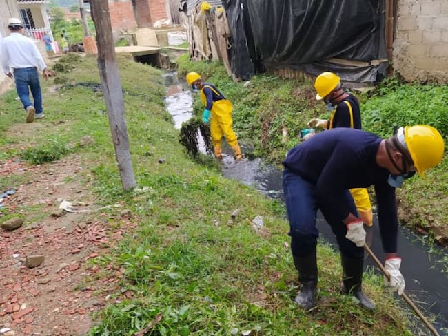 Inicia limpieza de dos caños en barrios de la zona industrial de Cartagena