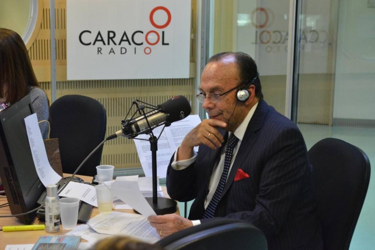 Tras dos décadas de estar inundando de humor a los colombianos, el admirado periodista se retira de La Luciérnaga, vea como desarrolla su último programa.