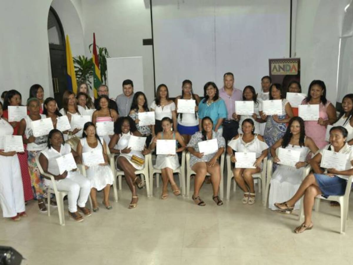 Mujeres desmovilizadas se gradúan en emprendimiento empresarial en Cartagena