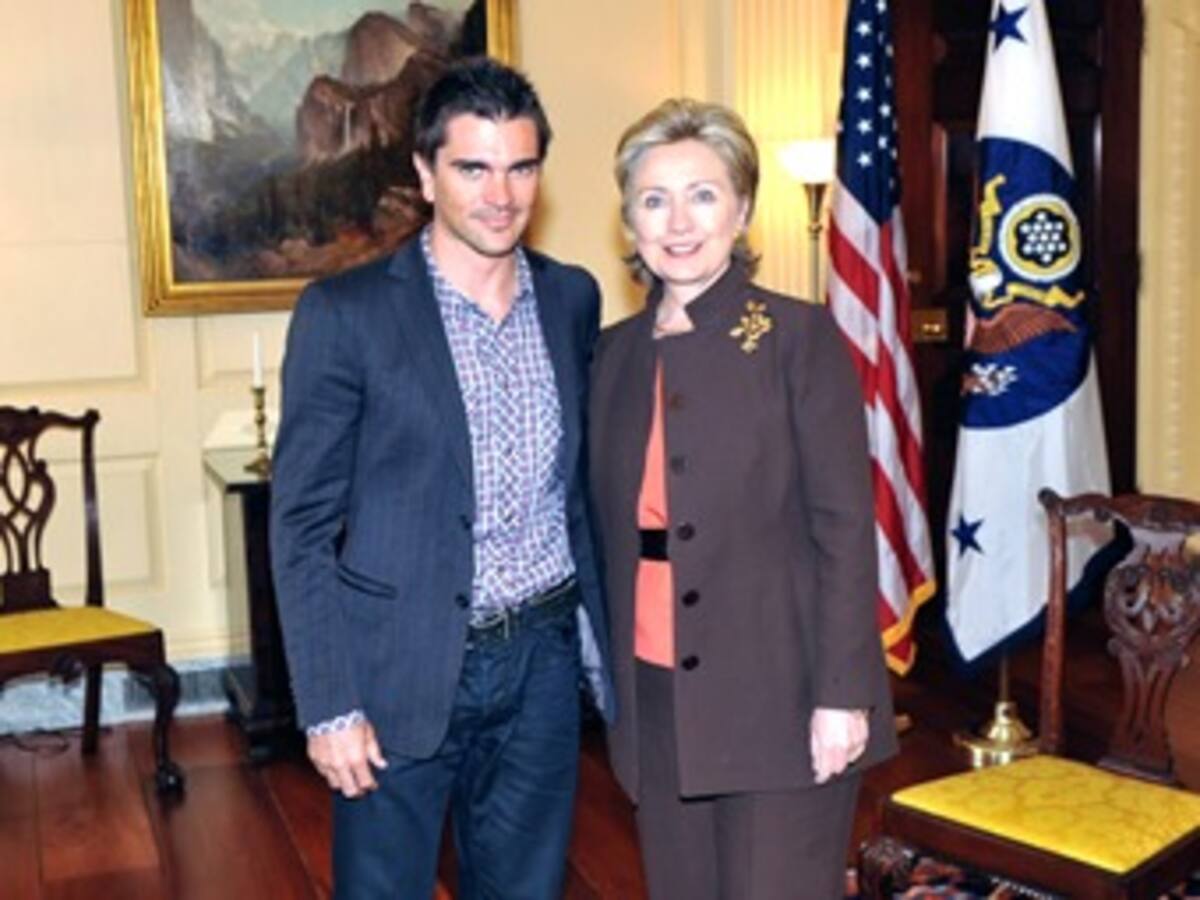 Juanes pide a Clinton apoyo a campaña contra minas antipersona