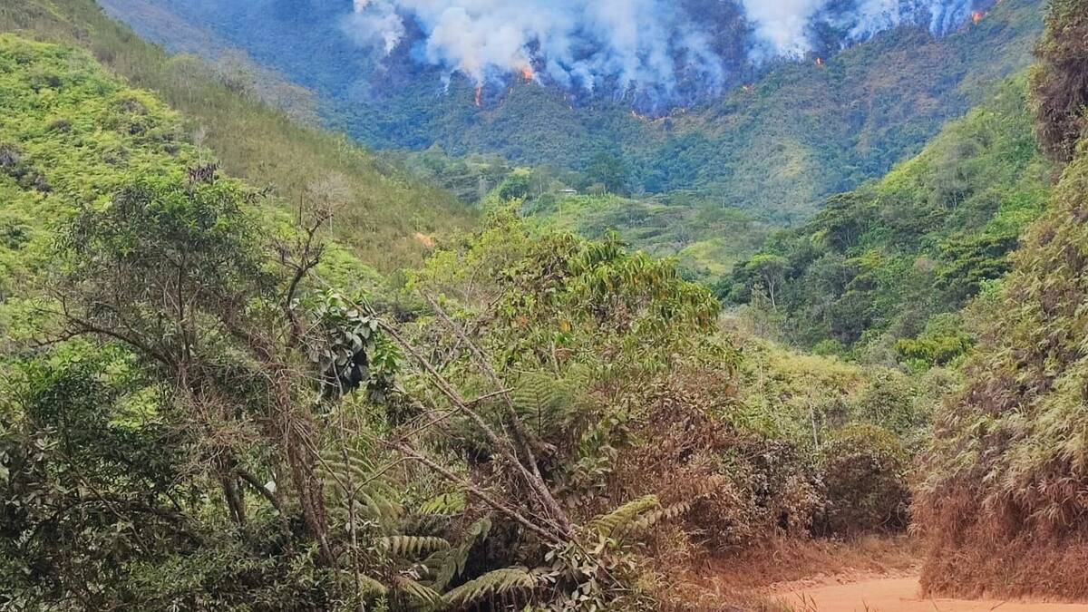 Mogotes, el otro incendio que requiere apoyo aéreo en Santander