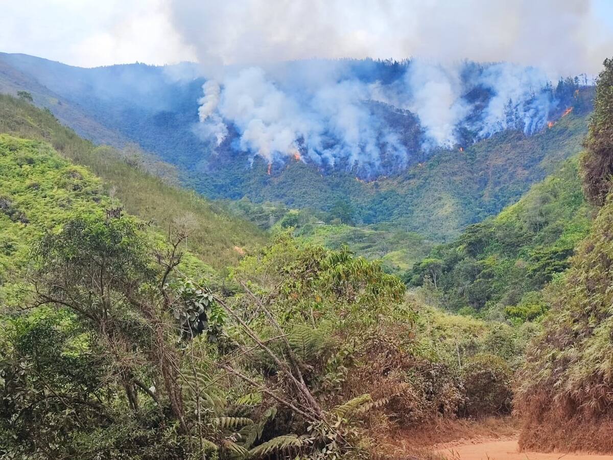 Mogotes, el otro incendio que requiere apoyo aéreo en Santander