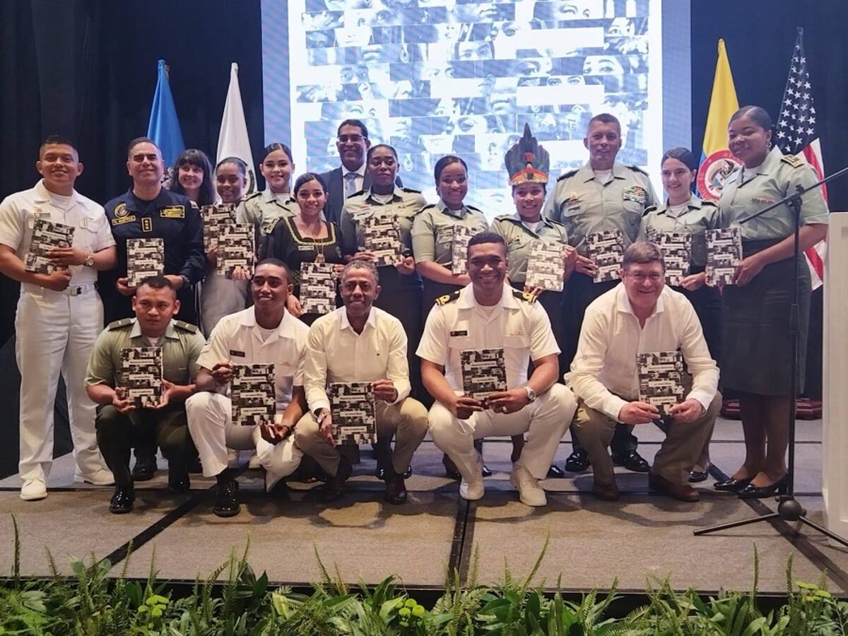 En Cartagena se lanzó el libro “Nuestras historias se reescriben bajo el uniforme”