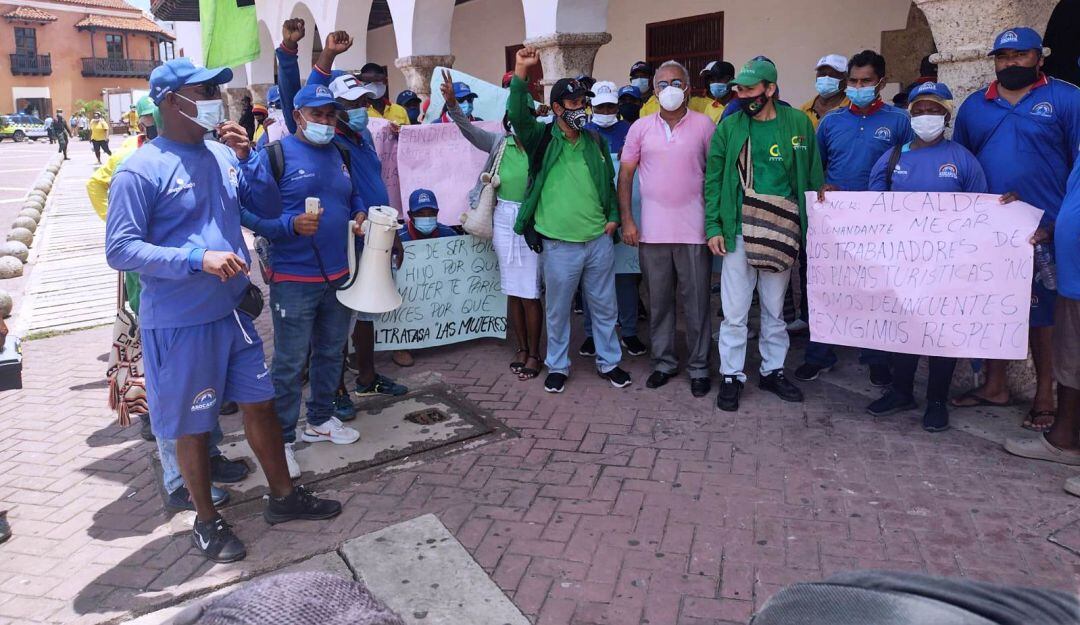 Con un plantón en la Alcaldía, los comerciantes de las playas exigieron garantías al mandatario