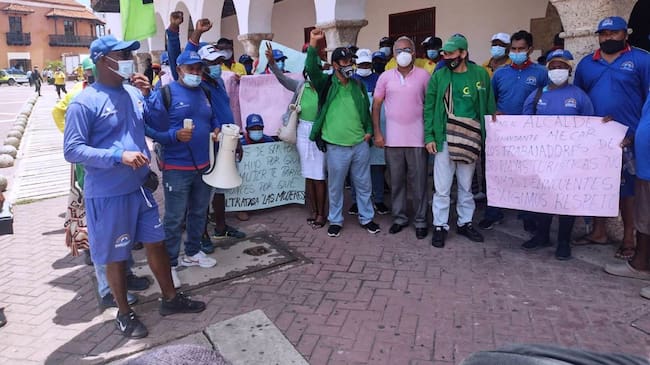 Con un plantón en la Alcaldía, los comerciantes de las playas exigieron garantías al mandatario