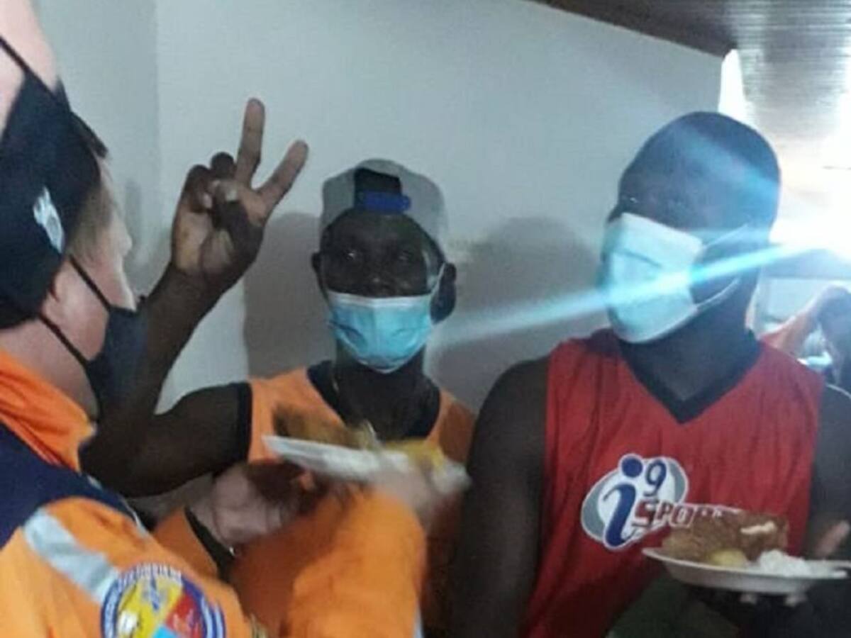 Haitianos recibieron alimentación tras su paso por Anserma, Caldas