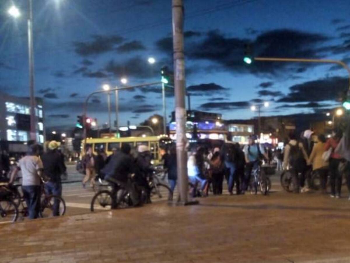 Vendedores desalojados bloquearon la Av Cali en Suba