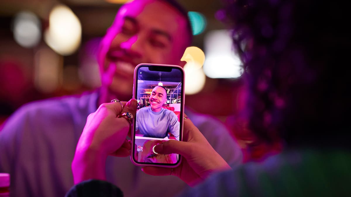 ¿Por qué su pareja no lo presume en redes sociales? Esto responden expertos