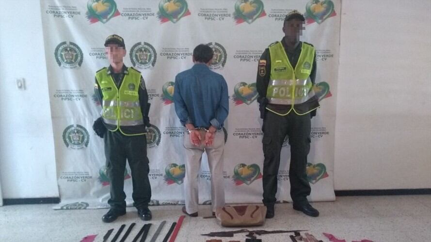 La Policía Ambiental capturó en Cali a un hombre que traficaba con productos hechos con pieles de babilla, serpiente y caimán. Foto: Policía