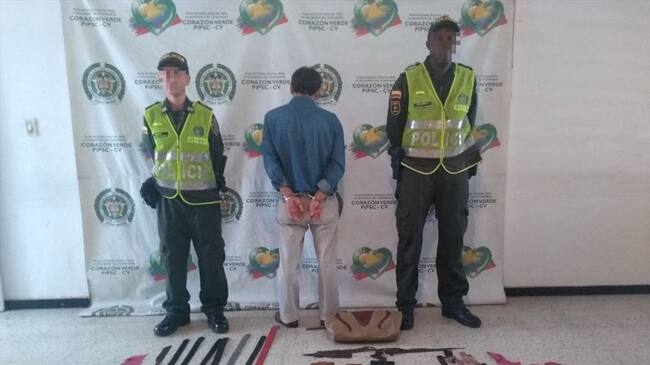 La Policía Ambiental capturó en Cali a un hombre que traficaba con productos hechos con pieles de babilla, serpiente y caimán. Foto: Policía
