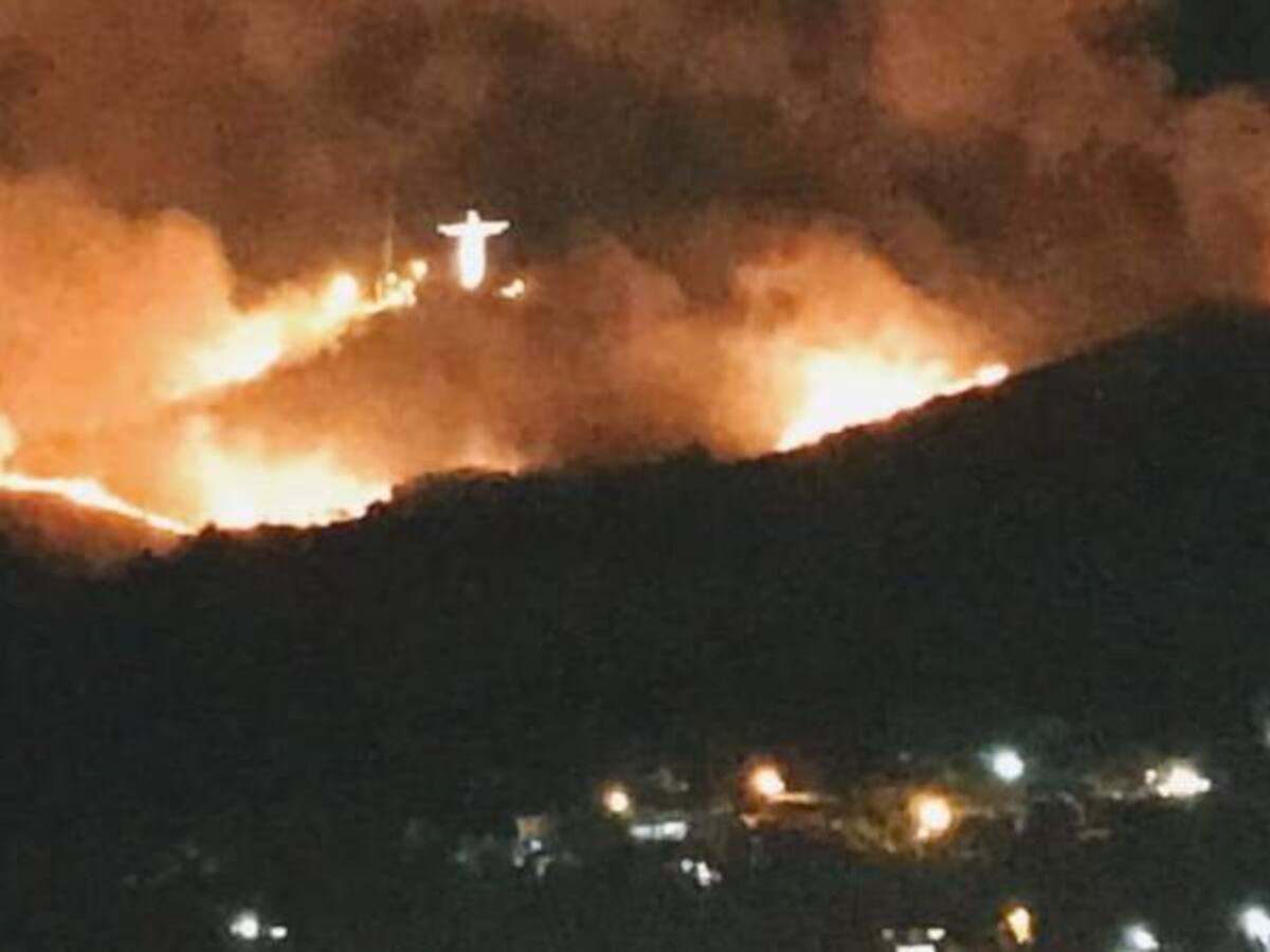 Cristo Rey envuelto en llamas. 100 unidades controlan un incendio