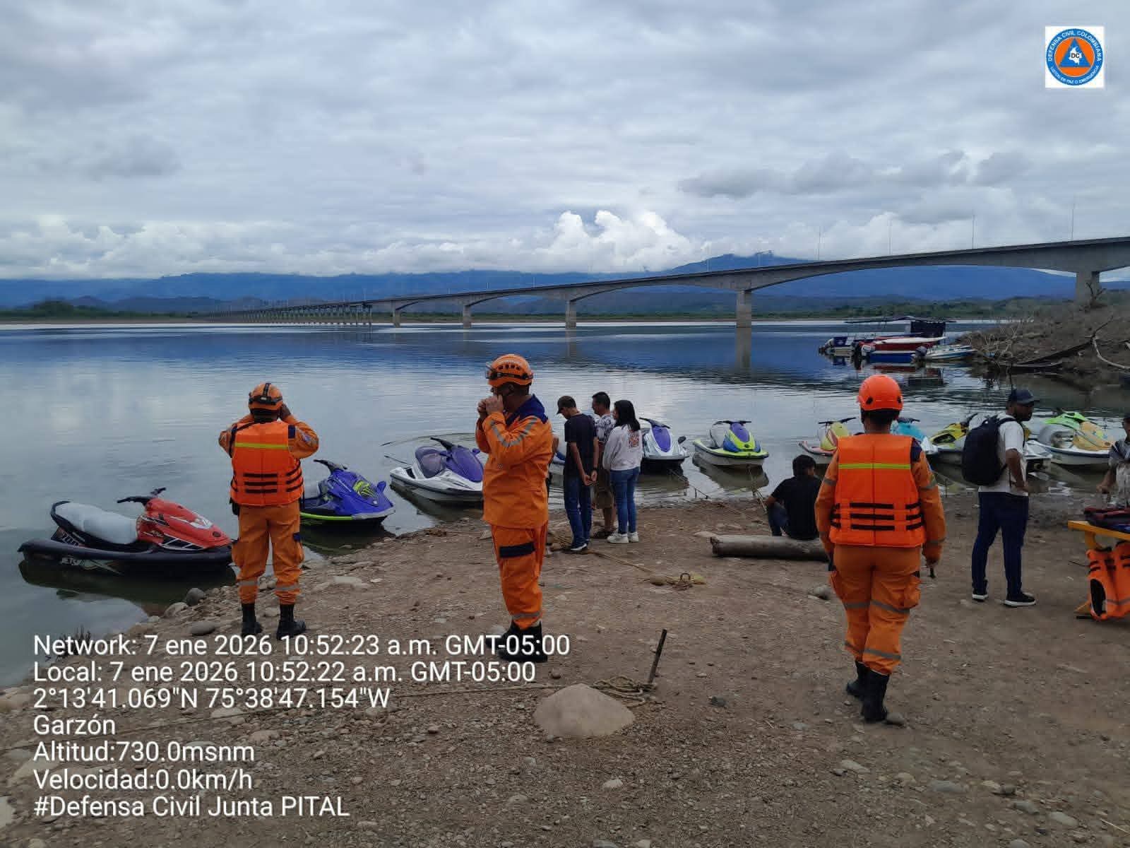 Integrantes de la Defensa Civil adelantan labores de búsqueda en el embalse de El Quimbo para ubicar a Jesús Antonio Canizales. Foto tomada de redes.