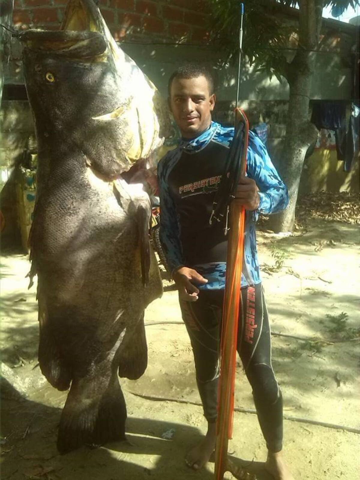 Obama, Selena Gomez, Hillary Clinton, Spider-Man y Justin Bieber son algunos de los “amigos” de los que averagerob presume en su cuenta de Instagram.