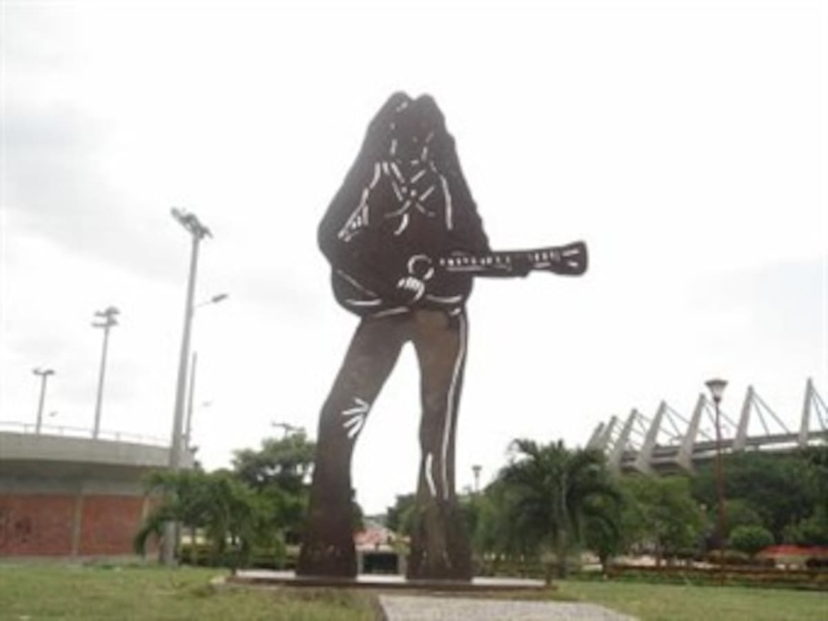 En Barranquilla piden que la estatua de Shakira sea trasladada al Colegio Pies Descalzos