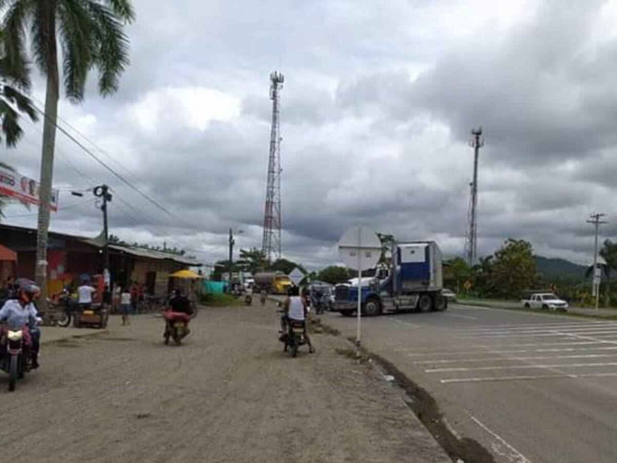 Varios camiones atravesados y uno incinerado en Urabá