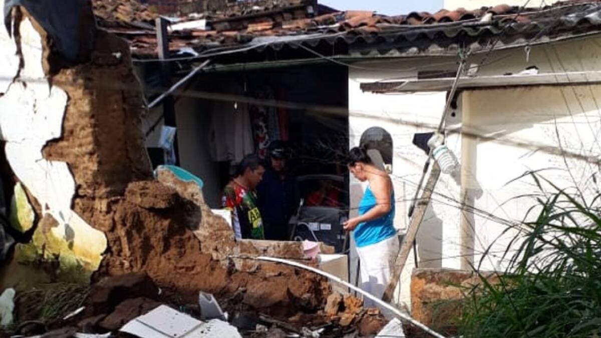Por lluvias colapsó muro en el barrio Gaitán