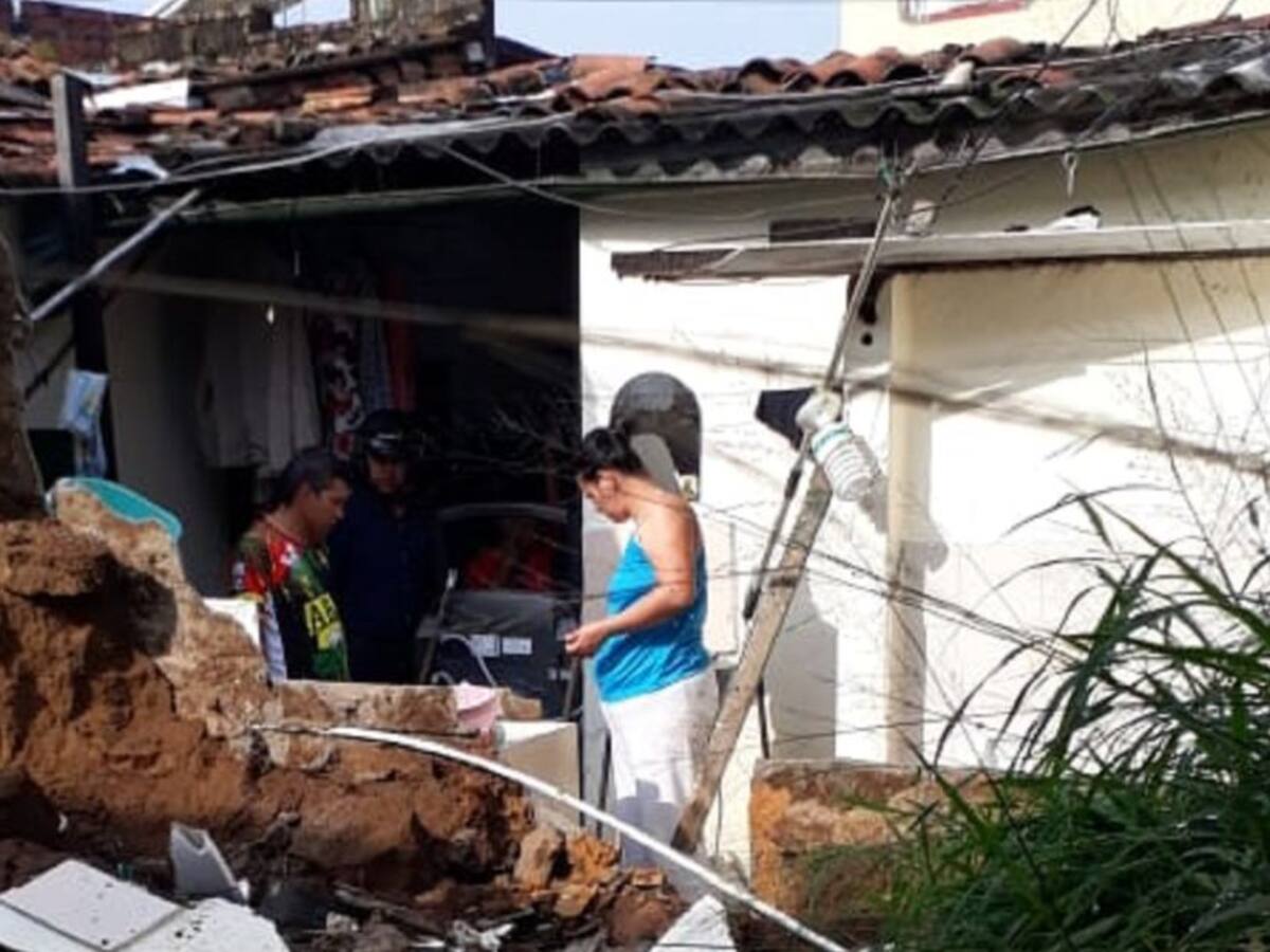 Por lluvias colapsó muro en el barrio Gaitán
