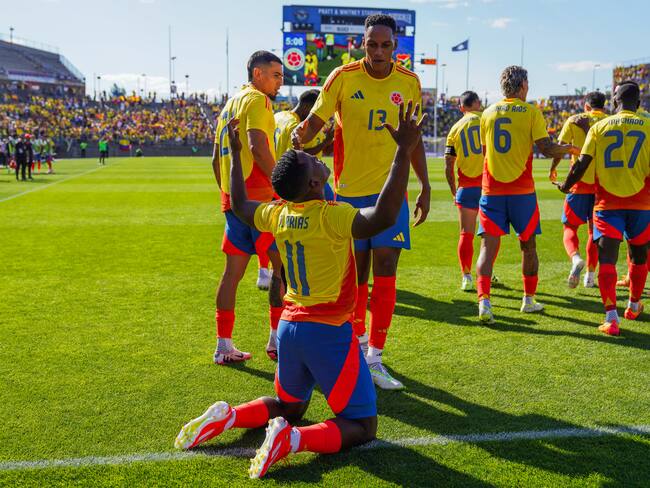 Jhon Arias de Colombia celebra ante Bolivia, en un partido amistoso internacional frente a Bolivia en el estadio Rentschler Field en East Heatford (EEUU). EFE/Joe Buglewicz
