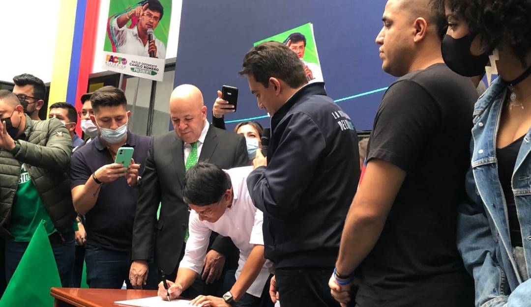 Camilo Romero inscribe su candidatura para participar de la consulta del Pacto Histórico. Foto: Alejandra Cetina