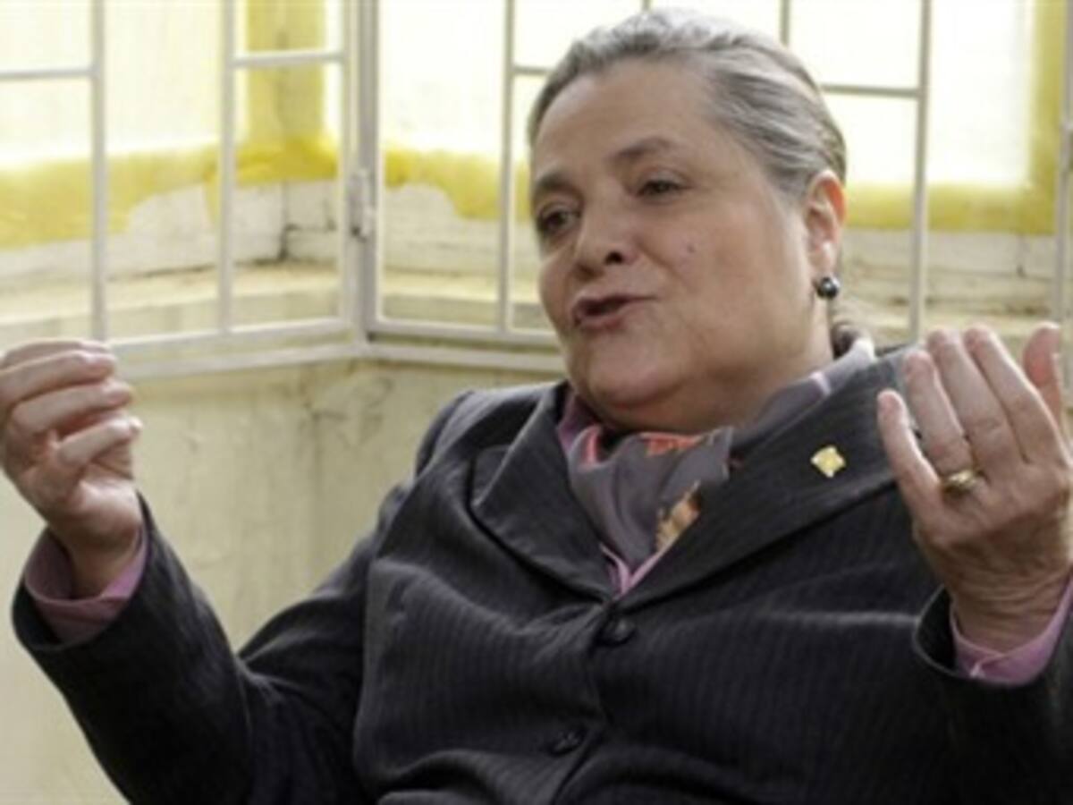 Clara López cuestiona a Fiscalía por vinculación de su esposo al carrusel
