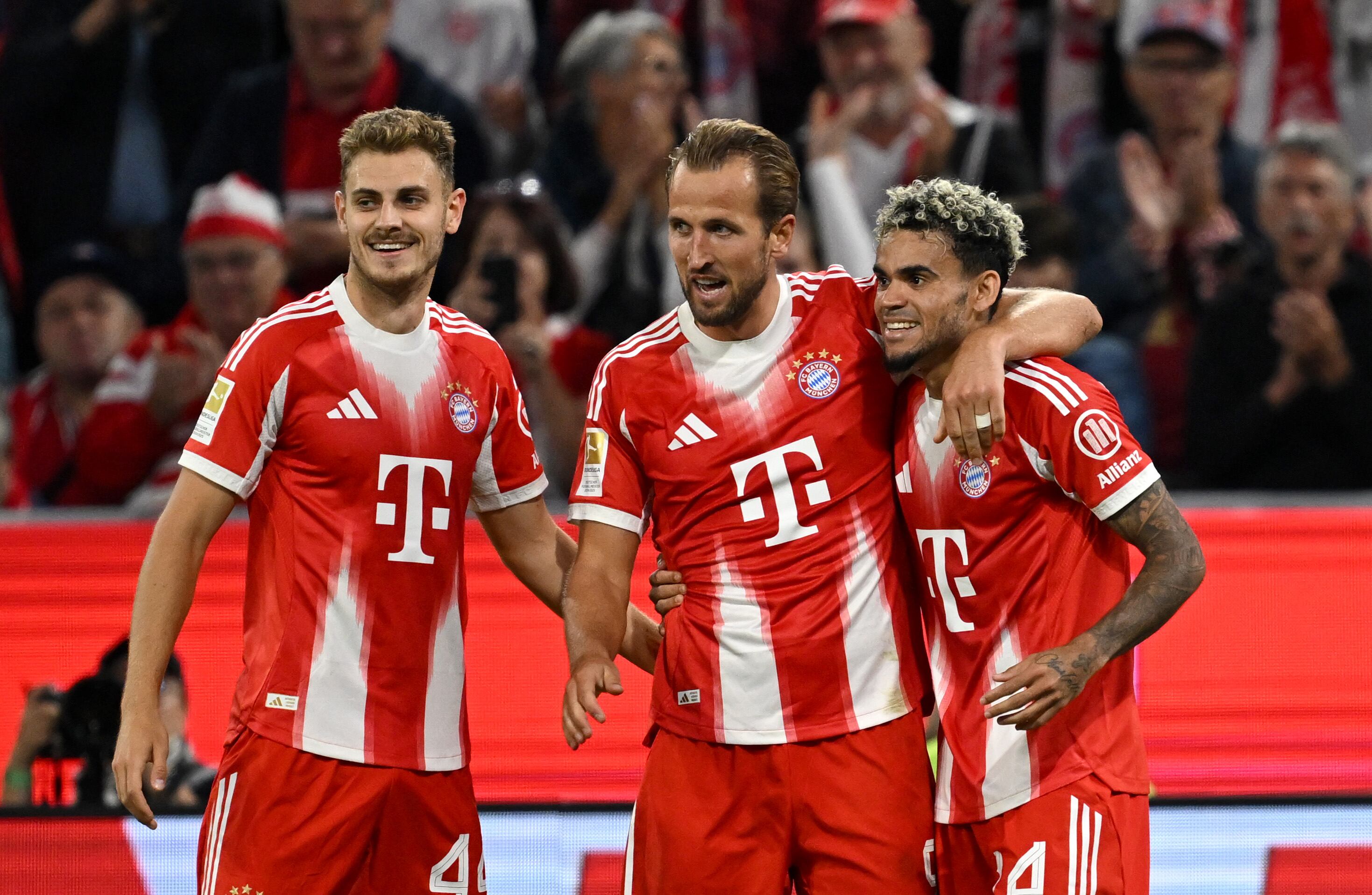 Harry Kane, Luis Díaz y Josep Stanisic celebran el quinto gol del FC Bayern ante el RB Leipzig, el 22 de agosto de 2025, en el Allianz Arena. FOTO: Sven Hoppe/picture alliance