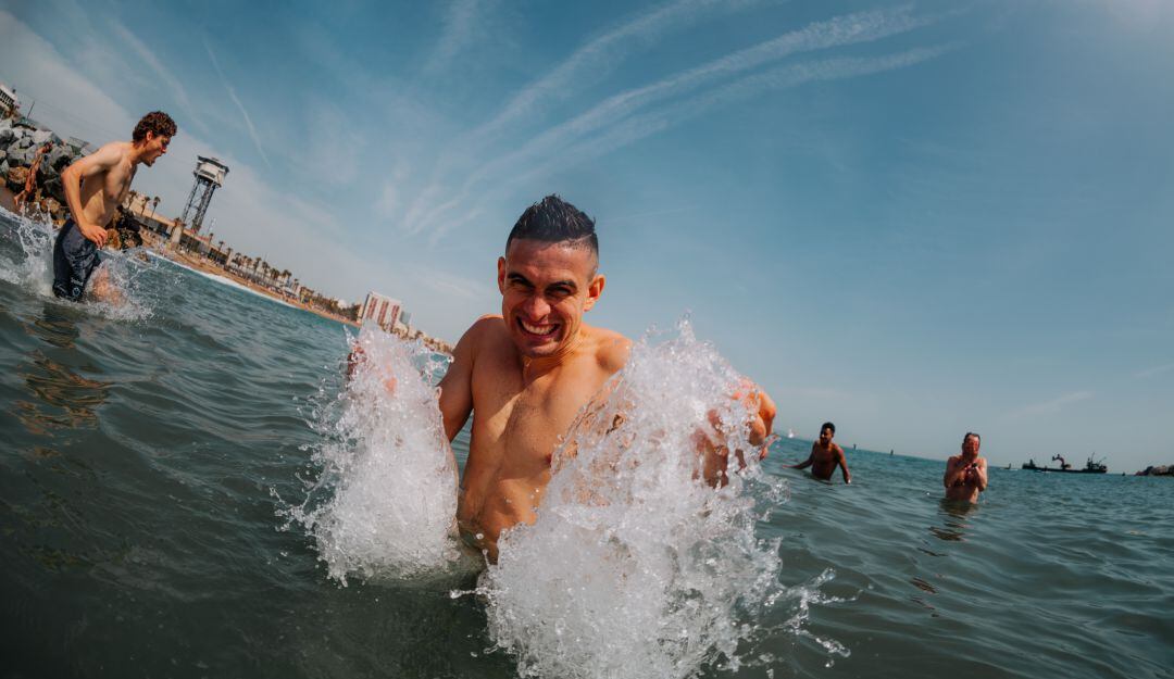 Rafael Santos Borré se divierte con sus compañeros del Frankfurt en las playas de Barcelona.