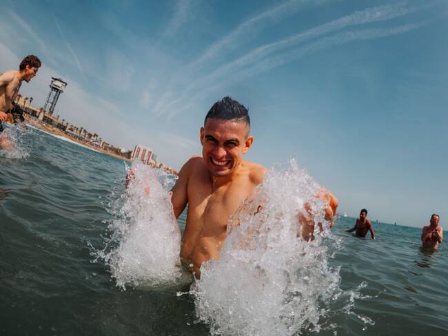 Rafael Santos Borré se divierte con sus compañeros del Frankfurt en las playas de Barcelona.