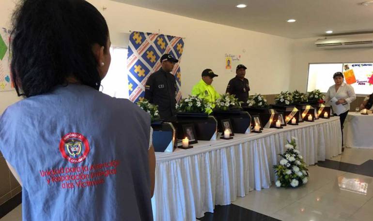 La entrega de restos óseos a familiares de víctimas. /FOTO UNIDAD DE VÍCTIMAS