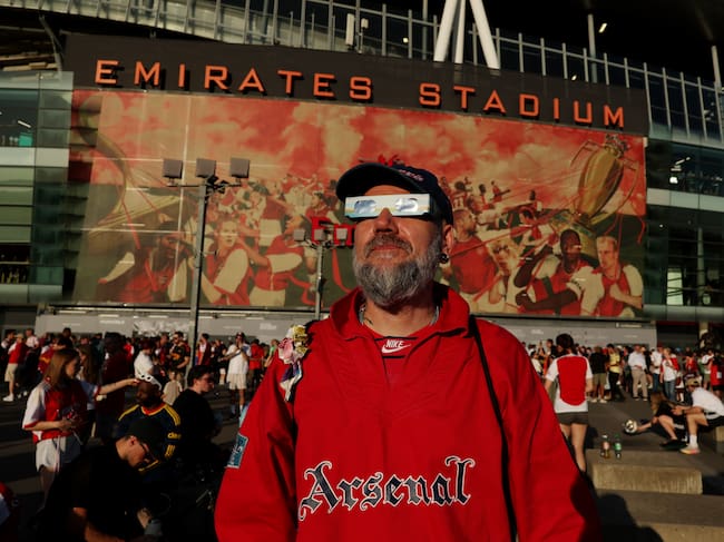 Hincha del Arsenal itilizando gafas para observar el eclipse durante el partido entre Arsenal FC y Como en Londres, Inglaterra. (Photo by Alex Pantling/Getty Images)