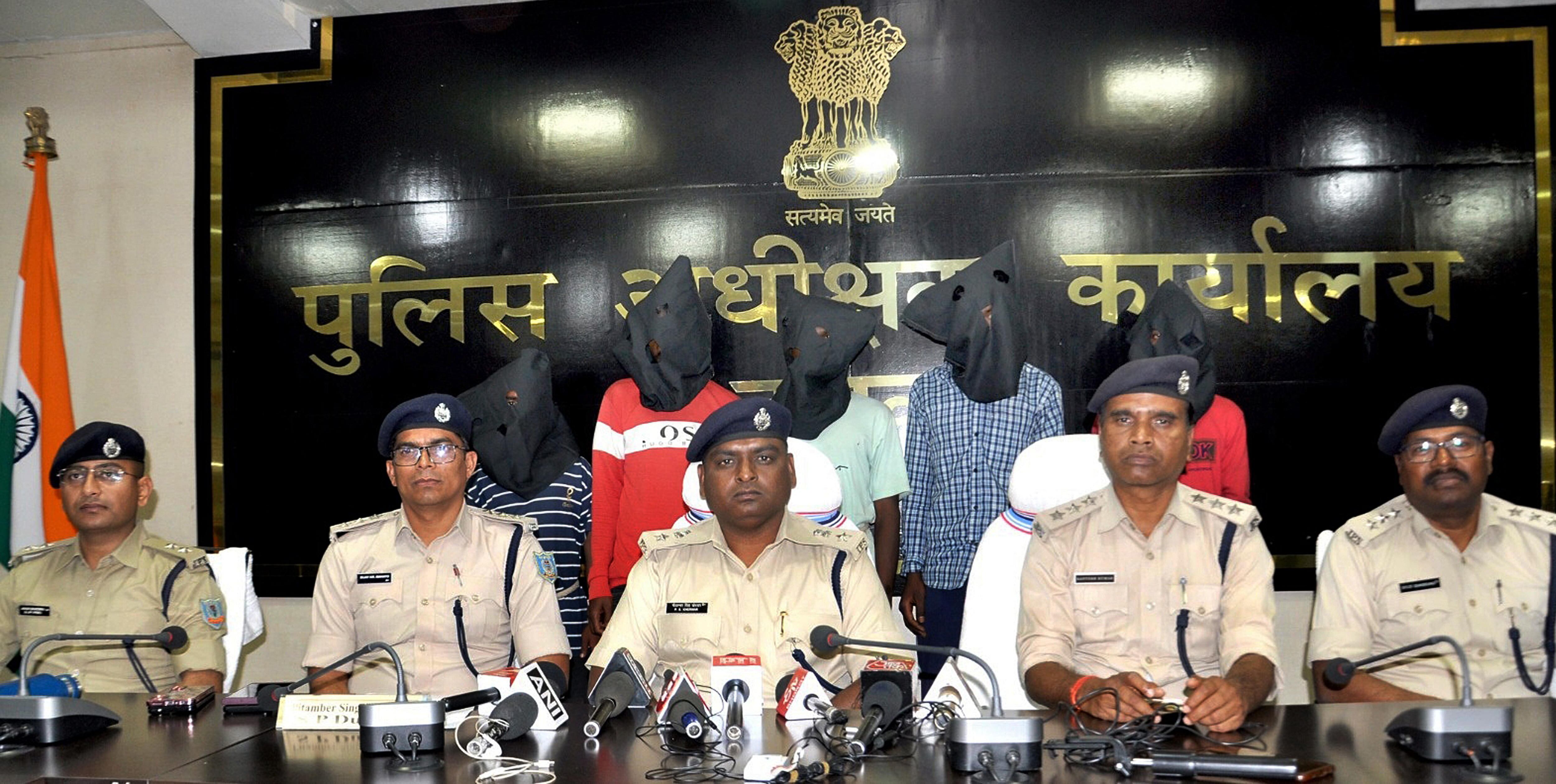 Jharkhand (India), 05/03/2024.- Police personnel attend a press conference on the Spanish tourist gang rape case in Dumka, Jharkhand, India, 05 March 2024. The Jharkhand Police said five more persons were arrested in connection with the gang-rape of a Spanish tourist on 01 March in Dumka, district of Jharkhand, taking the total detained to eight. EFE/EPA/RAJESH KUMAR -- BEST QUALITY AVAILABLE --