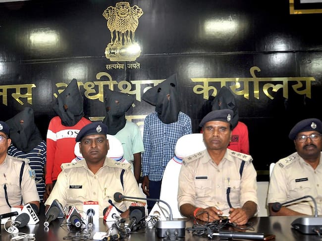 Jharkhand (India), 05/03/2024.- Police personnel attend a press conference on the Spanish tourist gang rape case in Dumka, Jharkhand, India, 05 March 2024. The Jharkhand Police said five more persons were arrested in connection with the gang-rape of a Spanish tourist on 01 March in Dumka, district of Jharkhand, taking the total detained to eight. EFE/EPA/RAJESH KUMAR -- BEST QUALITY AVAILABLE --