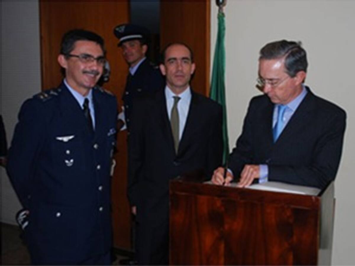 Uribe llega a Brasil para 'vender' a Colombia como destino de inversión