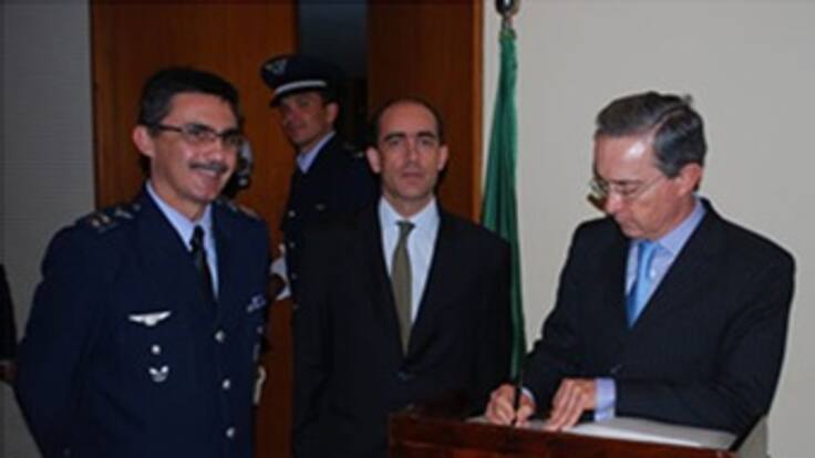 Uribe llega a Brasil para 'vender' a Colombia como destino de inversión